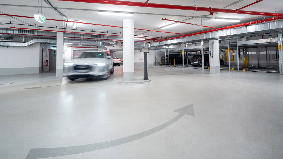 Einfahrendes Auto in die Tiefgarage des Hochhauses
