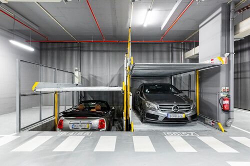 Ein Parksystem miz zwei parkenden Autos