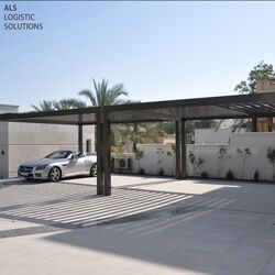 Un sistema di parcheggio con auto parcheggiate sopra
