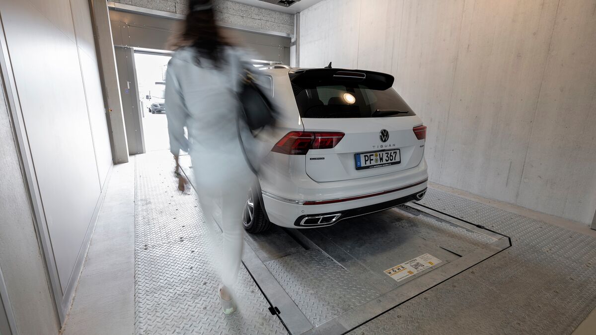 La voiture se trouve dans la cabine d'entrée d'un système de stationnement