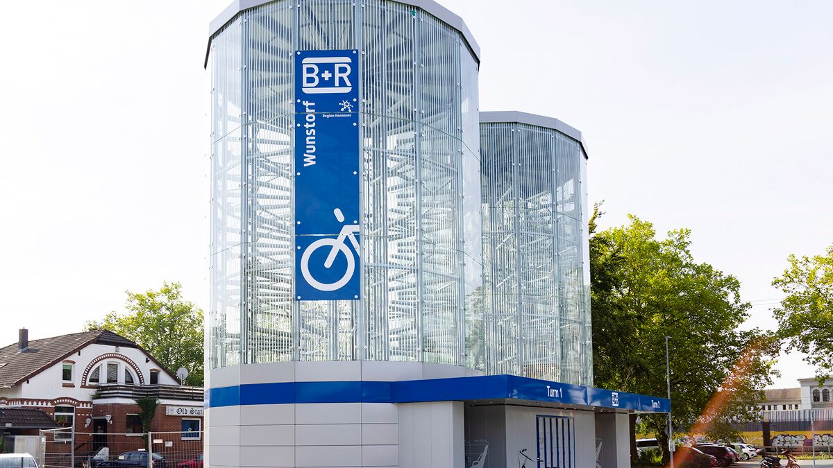 Vue latérale d'un système de stationnement automatique pour vélos