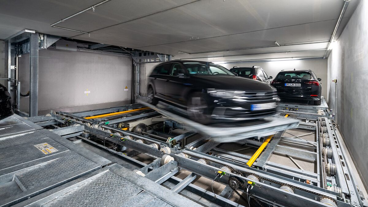 Auto auf der Parkpalette wird gedreht