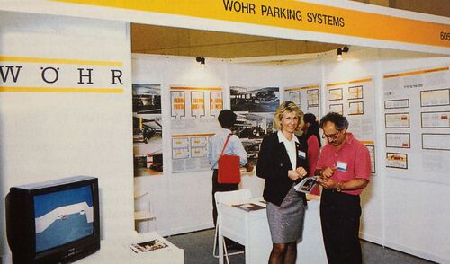 Messestand von WÖHR mit zwei Personen, die ein Gespräch führen