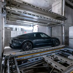 Auto auf einer Parkpalette in einem Parksystem