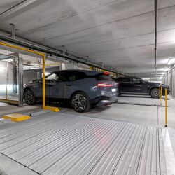 Ein Fahrzeug fährt auf die Plattform des WÖHR Combilift 552, während im Vordergrund die Parkplatten 601 zu sehen sind.