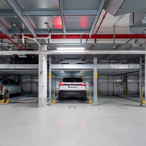 Frontalansicht auf das Parksystem, in dem ein Auto auf einer Parkplatt parkt