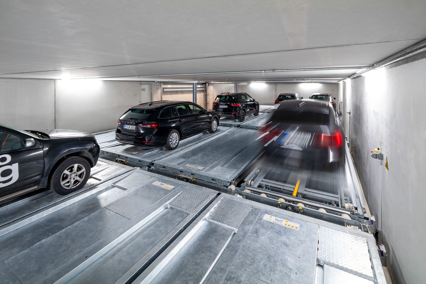Système de stationnement souterrain dans lequel les voitures sont déplacées