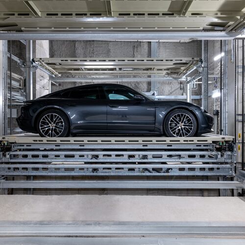 Seitenansicht eines Autos auf einem automatischen Parksystems