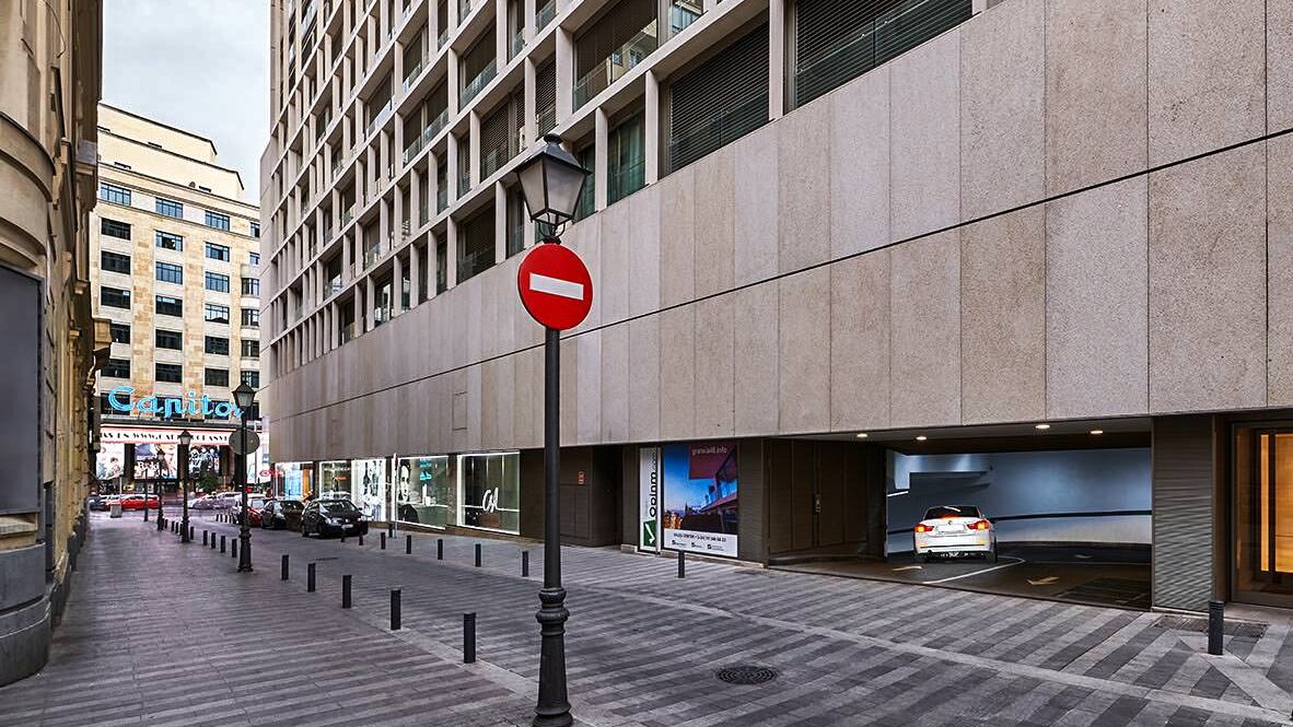 Gebäude in Madrid mit der Einfahrt in die Tiefgarage
