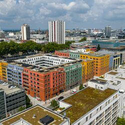 Ansicht aus der Luft auf das bunte Gebäude des Ludwigsquartiers