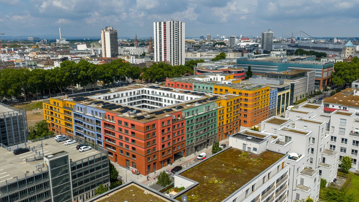 Ansicht aus der Luft auf das bunte Gebäude des Ludwigsquartiers
