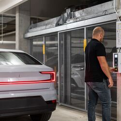 Mann fordert mit einem Chip den Stellplatz am Bedientableau des Parksystems an