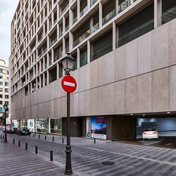 Gebäude in Madrid mit der Einfahrt in die Tiefgarage