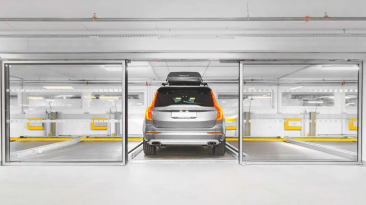 La voiture est garée dans un système de stationnement