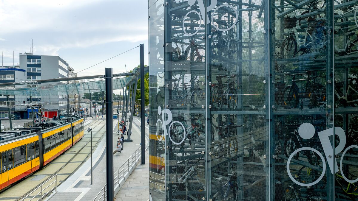 Gros plan sur un système de stationnement automatique avec des vélos garés