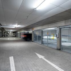 Vue d'ensemble du parking souterrain avec une voiture en train d'entrer