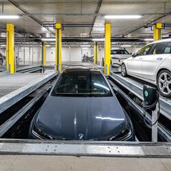 Dans le système de stationnement, la voiture s'abaisse jusqu'à la position de stationnement