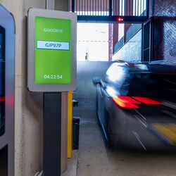 Riconoscimento automatico della targa all’uscita di un sistema di parcheggio WÖHR Combilift 542/543.