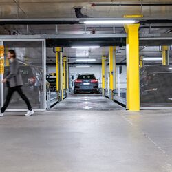 Vue de face du système de stationnement, dans lequel une voiture est garée sur une place de stationnement