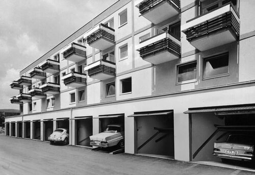 Foto eines Hauses mit offenen Garagen in denen Parksysteme verbaut sind