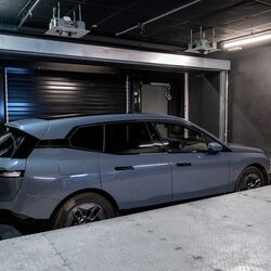 La voiture est prête à être garée dans la cabine de transfert