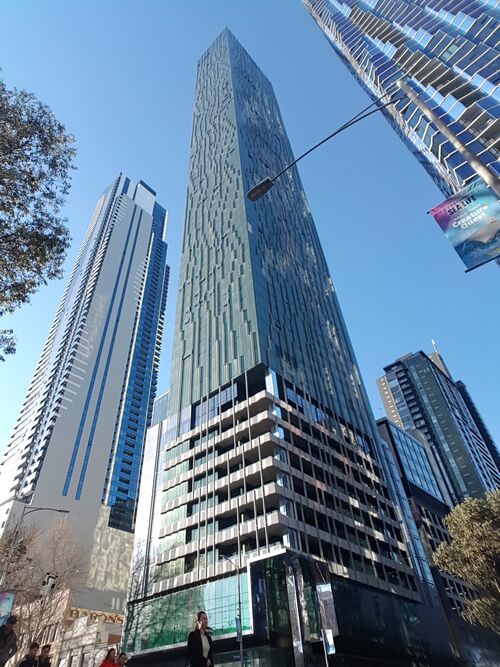 Vue extérieure du bâtiment Shadow Play dans le centre-ville de Melbourne