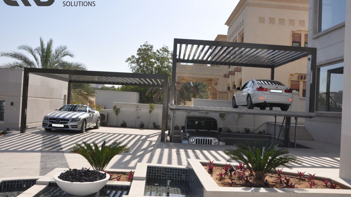 Un sistema di parcheggio con auto parcheggiate sopra
