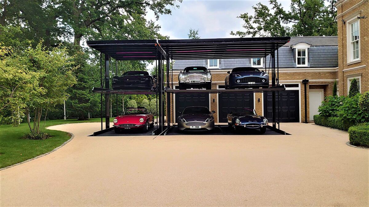 Sistema di parcheggio con automobili.