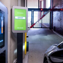 Riconoscimento automatico della targa all’uscita di un sistema di parcheggio WÖHR Combilift 542/543.