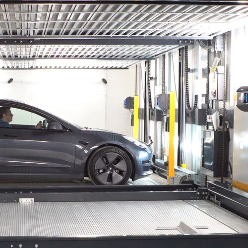 La voiture est garée sur une dalle de stationnement