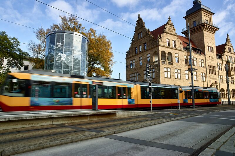 Straßenbahn fährt vor einem Fahrradparksystem vorbei
