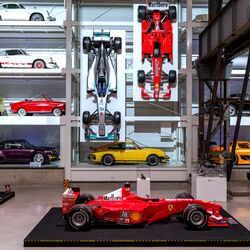 Regal an der Wand voller Autos in einem Museum