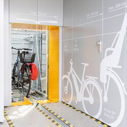 Vélo sur un rail dans un système de stationnement automatique pour vélos