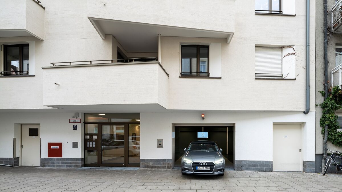 Maison moderne avec système de stationnement