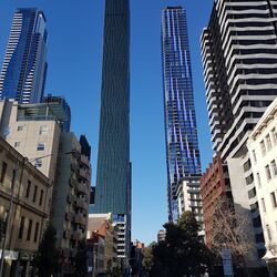 Außenansicht des Gebäudes Shadow Play in der Innenstadt von Melbourne