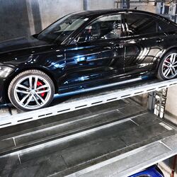 La voiture est garée dans un système de stationnement automatisé