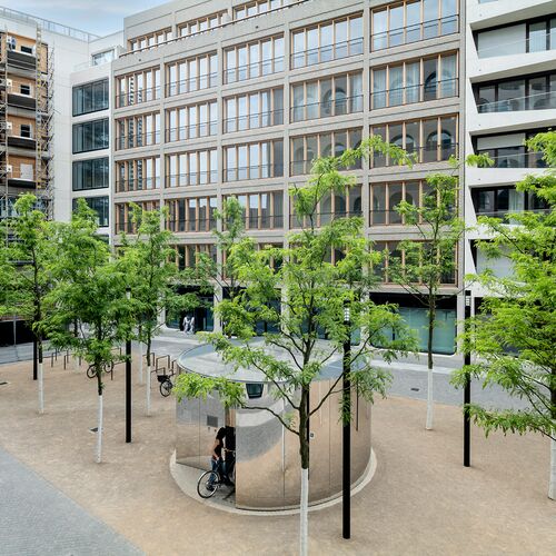 Ansicht aus der Luft auf ein Fahrradparksystem in Berlin