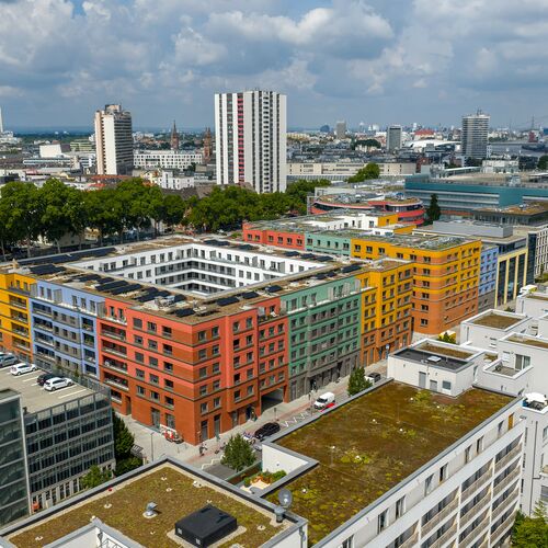 Ansicht aus der Luft auf das bunte Gebäude des Ludwigsquartiers