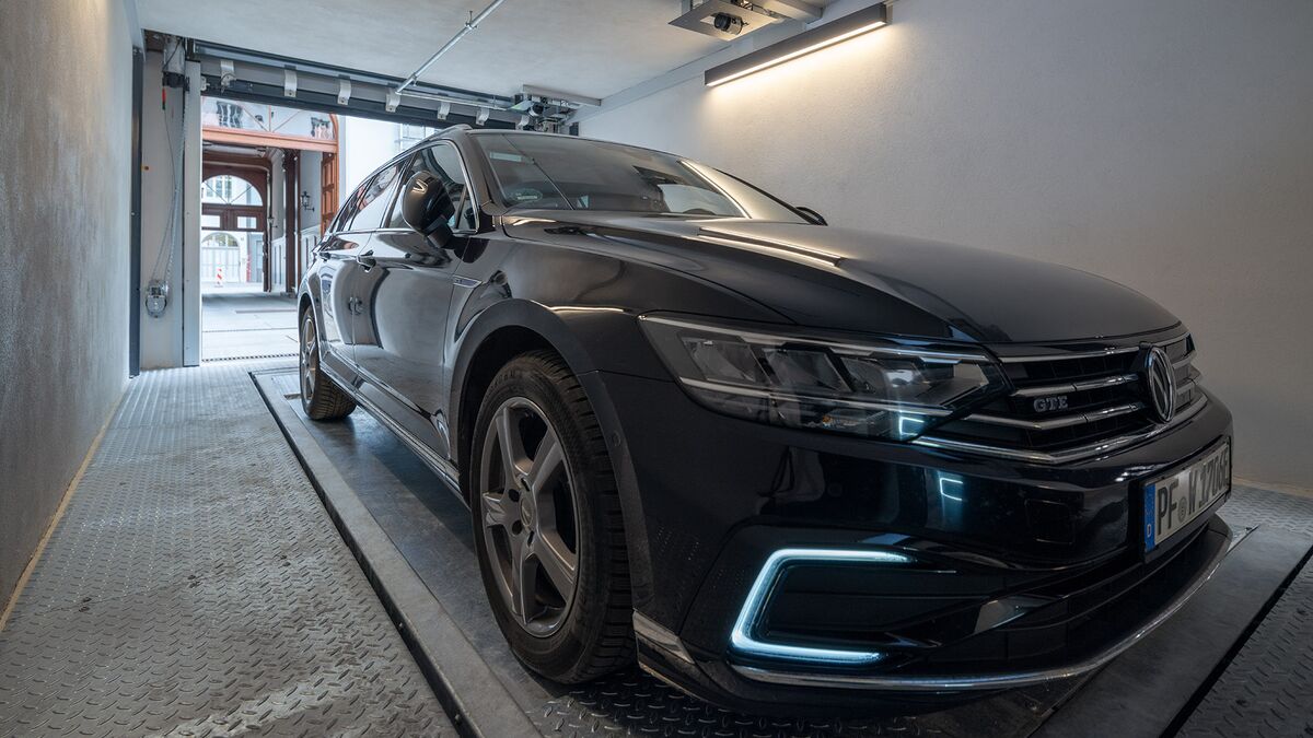 Auto steht in der Einfahrtskabine auf der Parkpalette