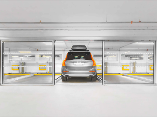 La voiture est garée dans un système de stationnement