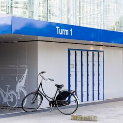 Vue latérale d'un système de stationnement automatique pour vélos