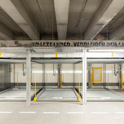 Frontalansicht auf das Parksystem mit Verschiebeparkplatten