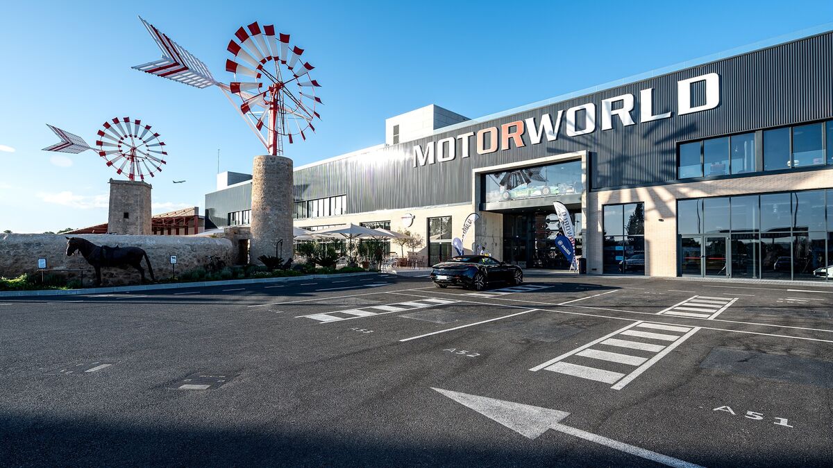 Außenansicht der Motorworld Mallorca mit dem davorgelegenen Parkplatz