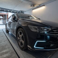 Auto steht in der Einfahrtskabine auf der Parkpalette