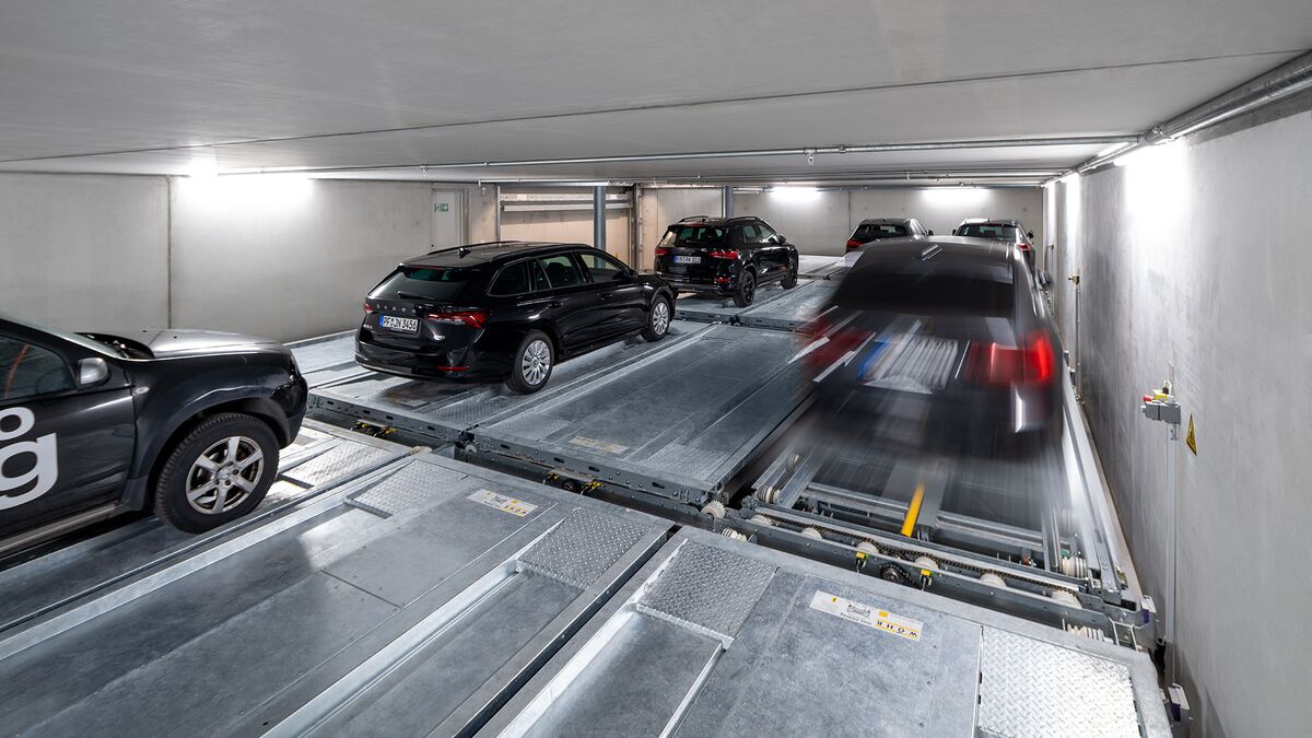 Geparkte Autos im Parksystem in der unterirdischen Tiefgarage