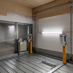 E-Ladesäulen stehen auf einem Parksystem