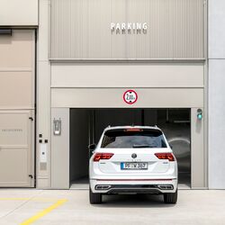 Une voiture entre dans un parking souterrain