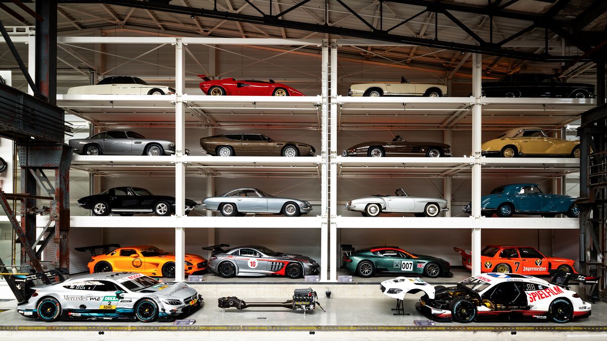 Regal an der Wand voller Autos in einem Museum