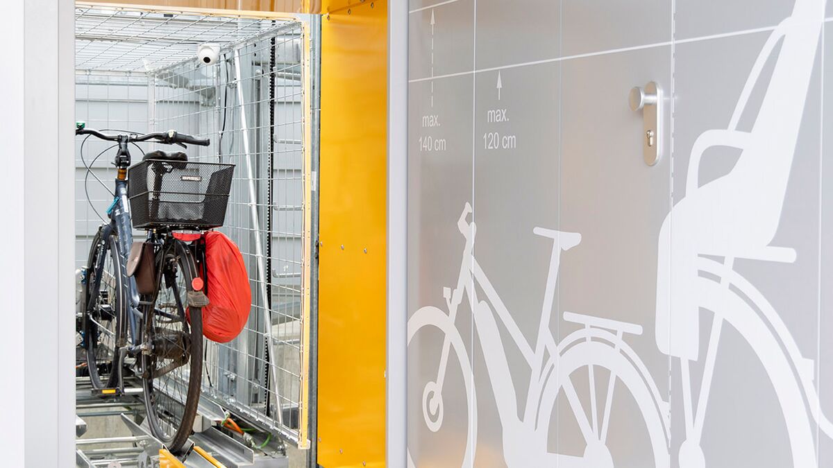 Vélo sur un rail dans un système de stationnement automatique pour vélos