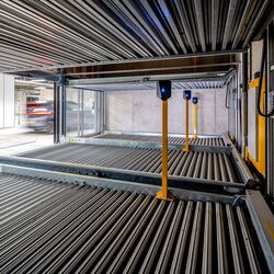 Vista interna del sistema di parcheggio semiautomatico WÖHR Combilift con piattaforme di parcheggio mobili per un ricovero dei veicoli efficiente e salvaspazio.